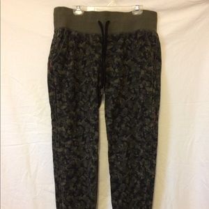 Lululemon pants size 8, zippers style